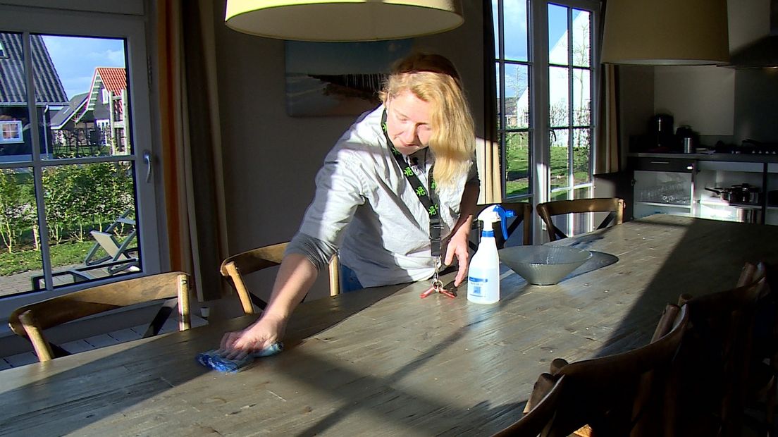 Tekort aan schoonmaakpersoneel in vakantieparken (video)