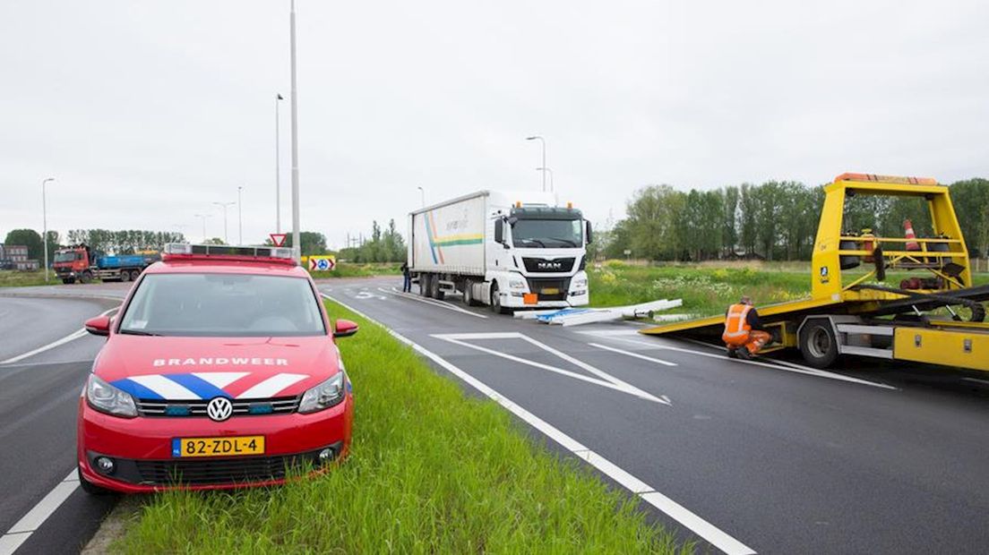 Vrachtwagen rijdt rechtdoor over rotonde in Kampen
