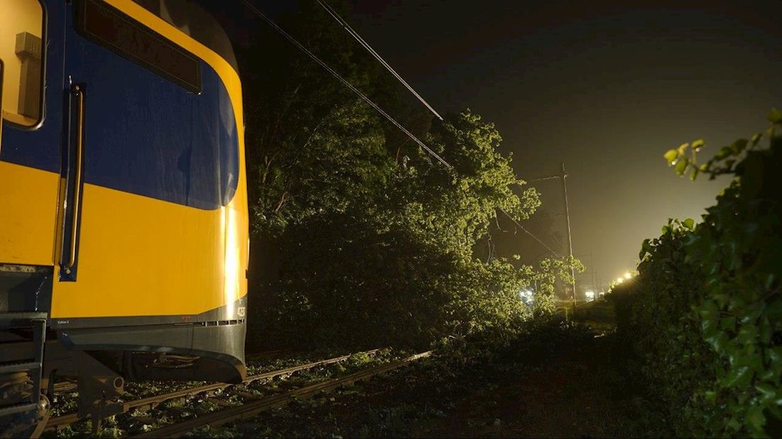 Tot de middag geen treinen tussen Deventer en Apeldoorn door boom op spoor bij Twello