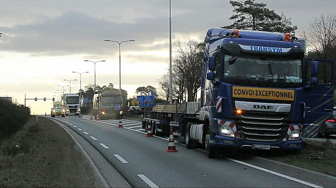 Vrachtwagen rijdt zich vast in de berm bij Nijverdal