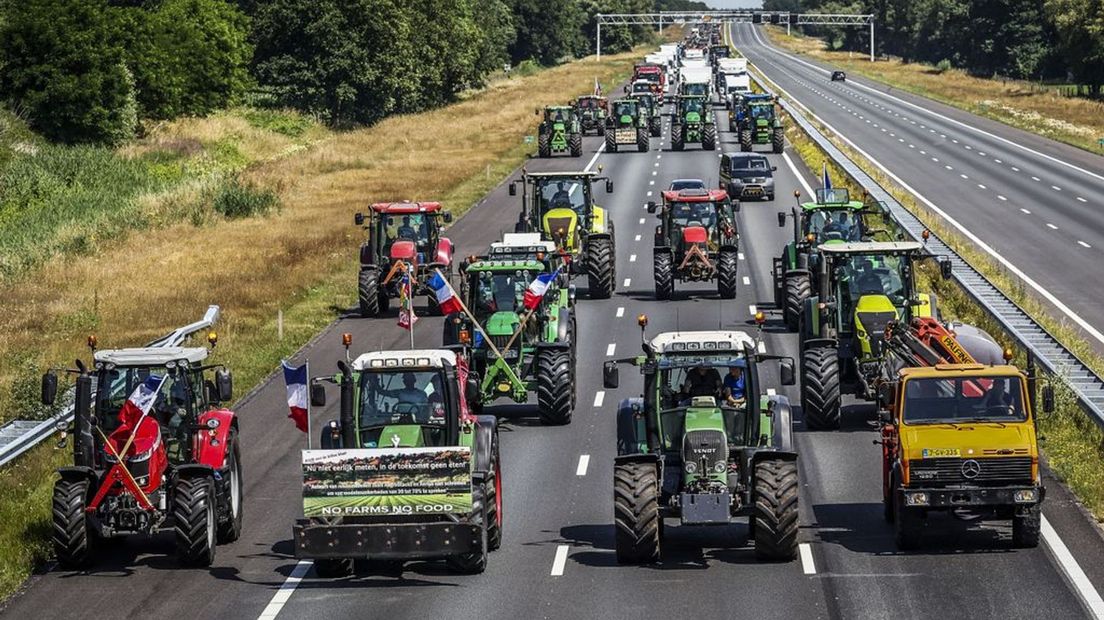 Trekkers met protesterende boeren op de snelweg