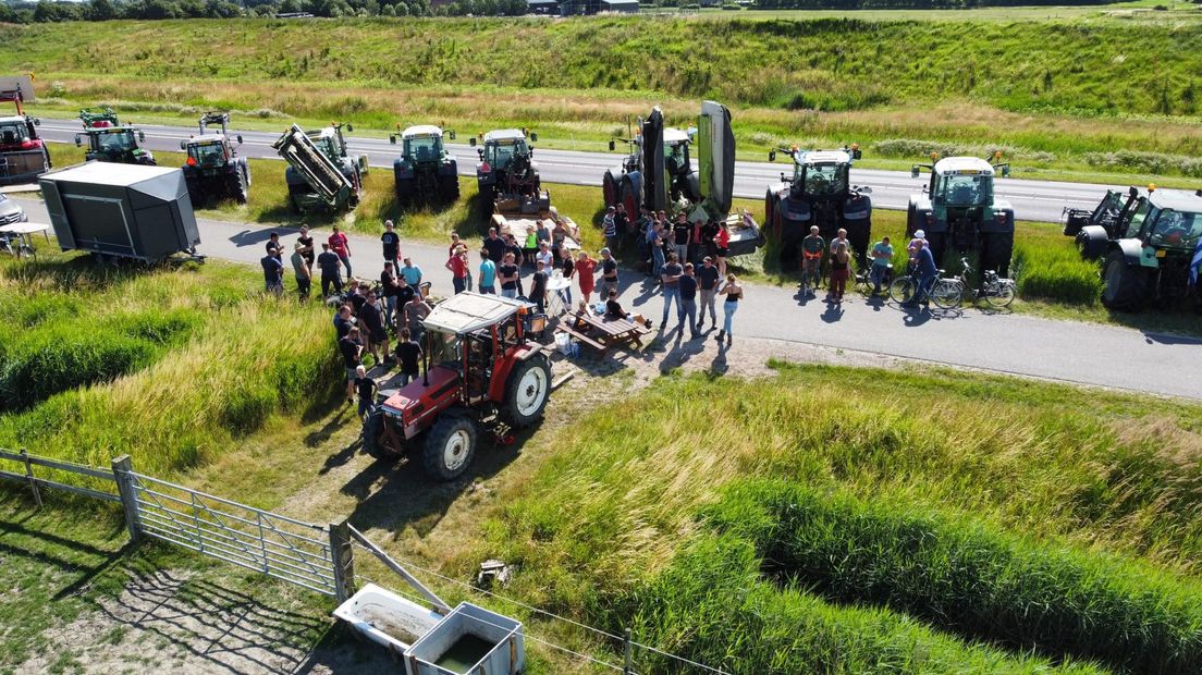 Boerenprotest aan de N57 tussen Middelburg en Serooskerke