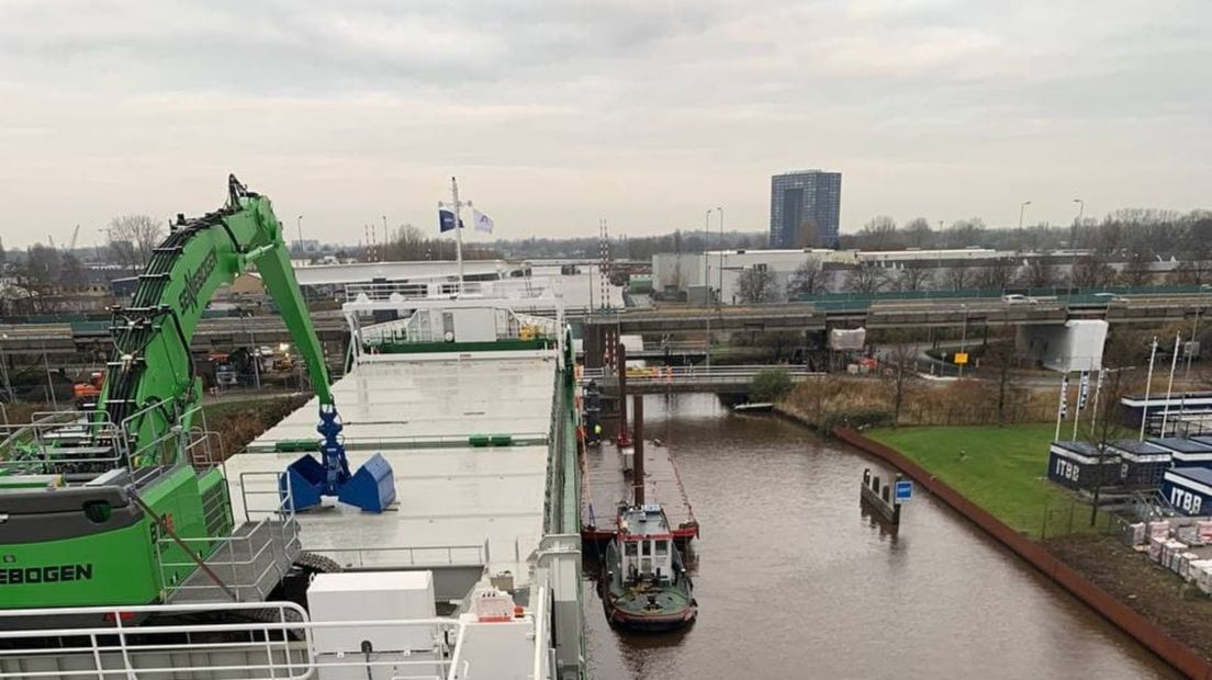 Schepen wachten voor de Euvelgunnerbrug tot ze hun weg kunnen vervolgen