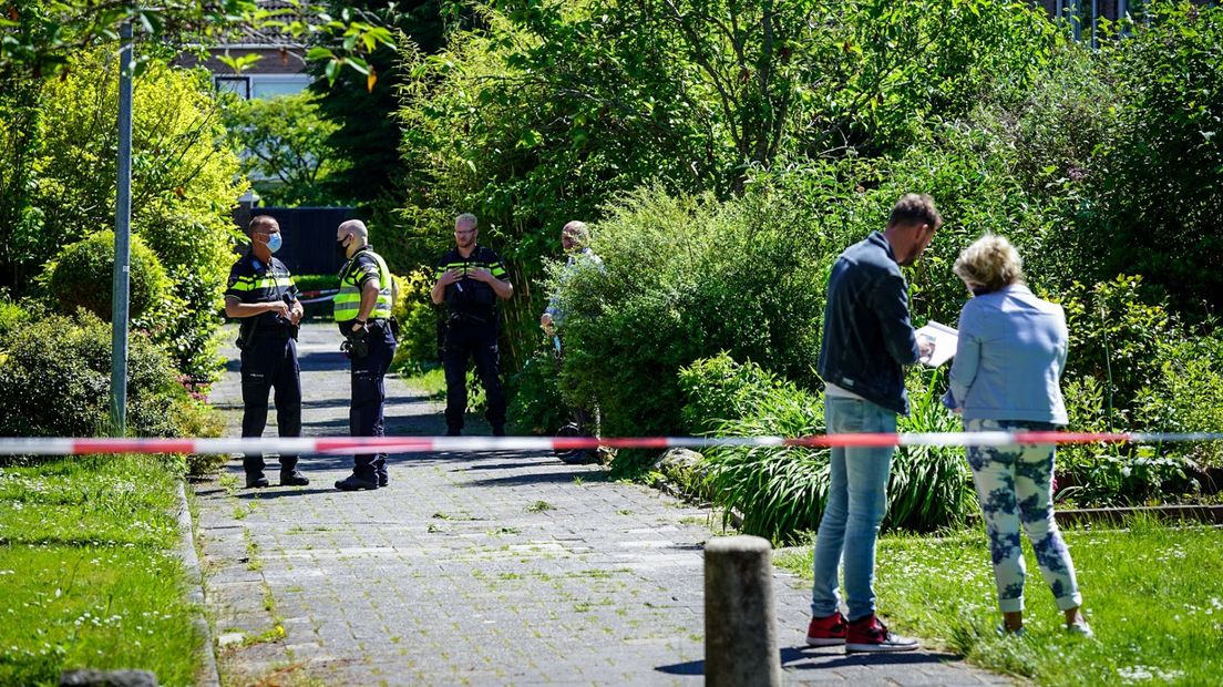 De politie doet onderzoek in de Vogelkersstraat in de stadswijk Selwerd