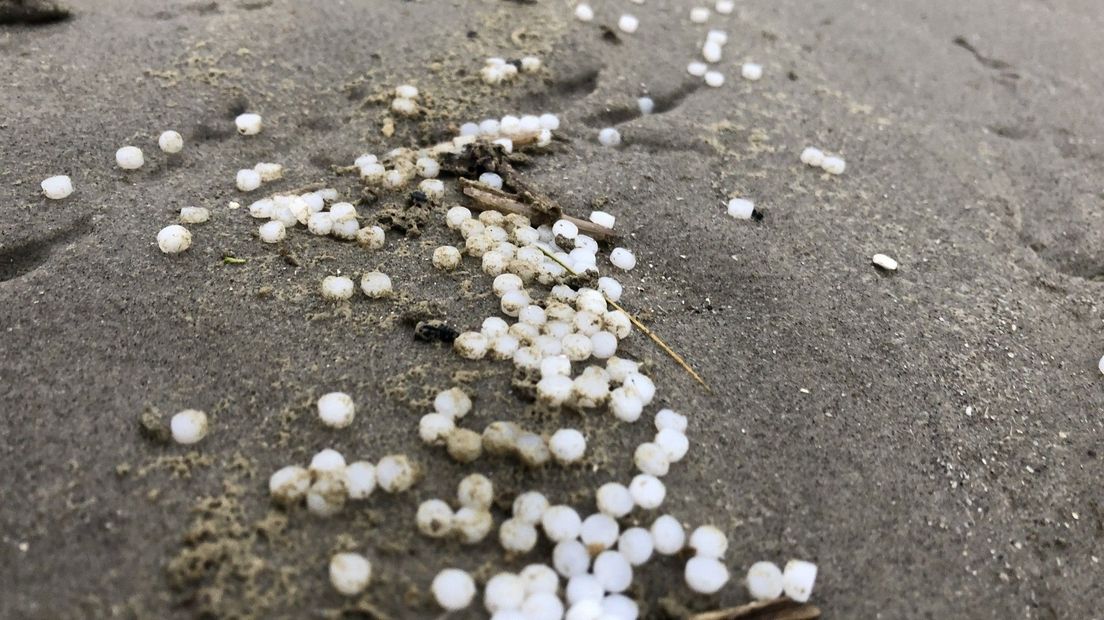 plastic korrels op het strand van Schiermonnikoog