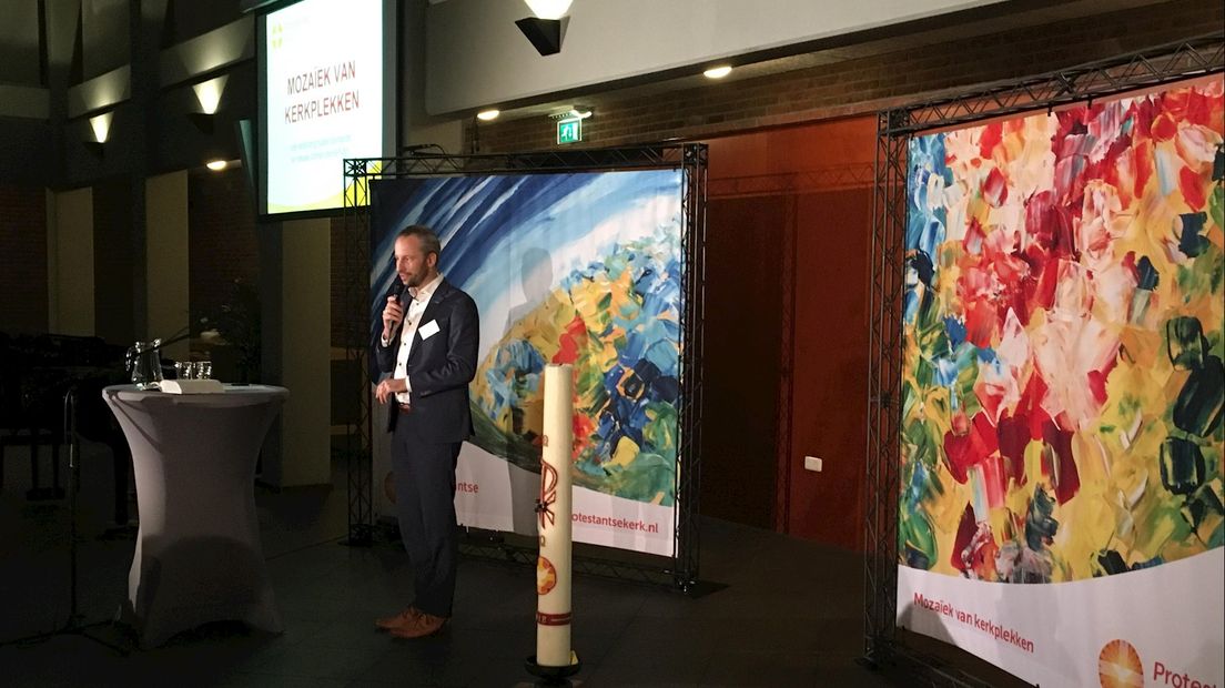 Martijn Vellekoop geeft een toelichting op het rapport Mozaiek van kerkplekken