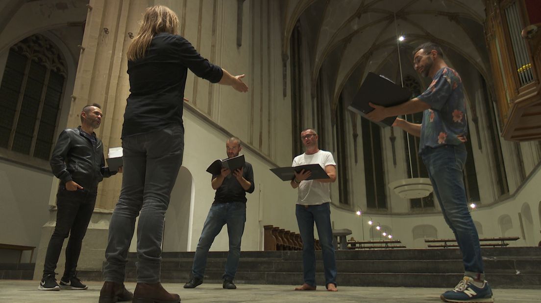 Oude muziek in een middeleeuws decor.