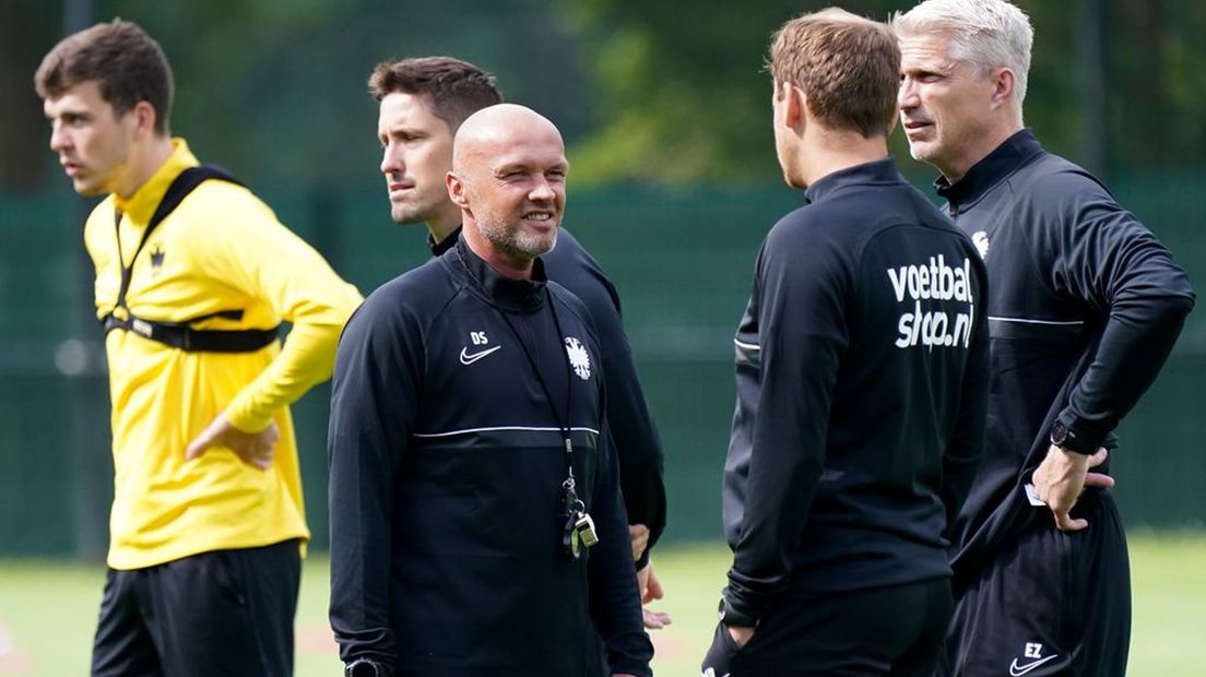 Dick Schreuder verlaat Vitesse en wordt hoofdtrainer in Zwolle.