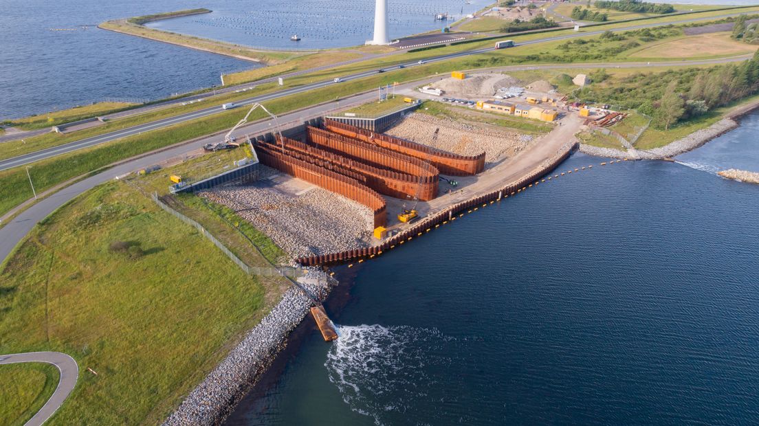 De doorlaat in de Grevelingendam waar een testcentrum voor getijdenstroom wordt aangelegd