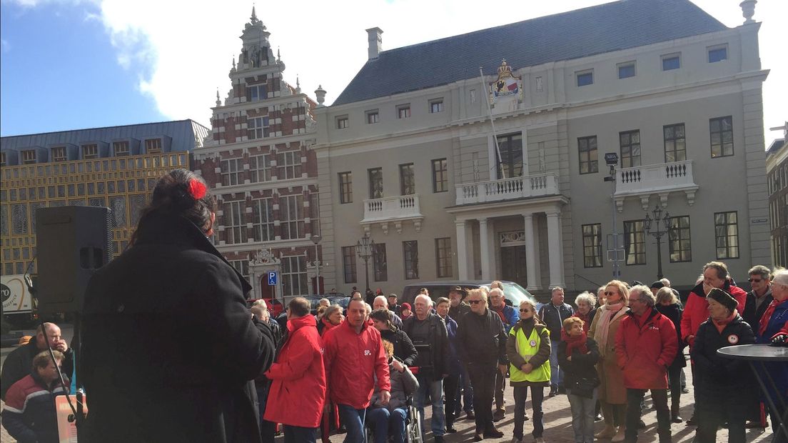 Pensioenactie voor het Deventer stadhuis; veel emotie, weinig betogers