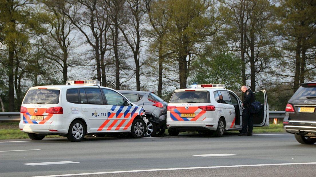 Politie rijdt auto klem op A1 bij Holten
