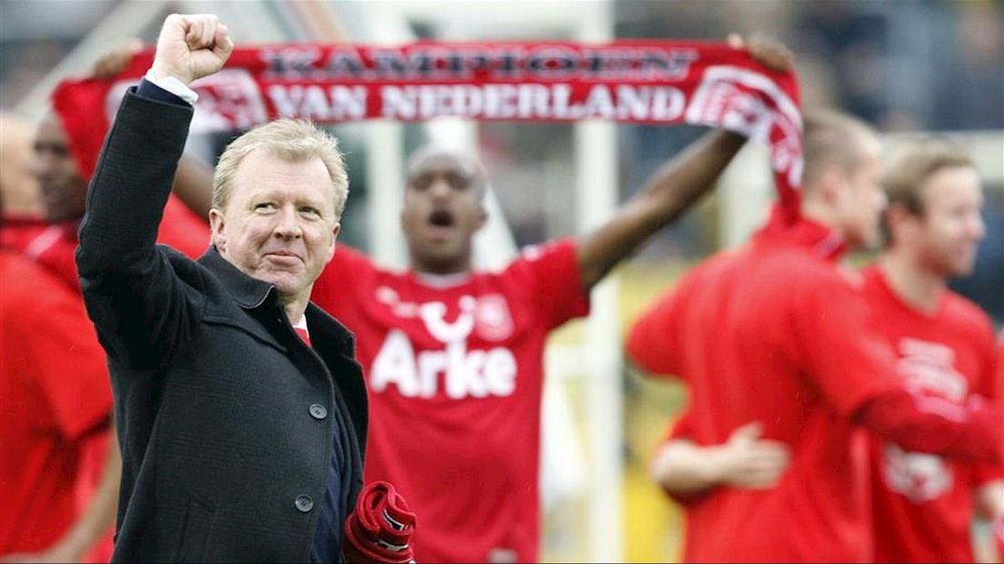 Steve McClaren viert de titel van FC Twente in 2010