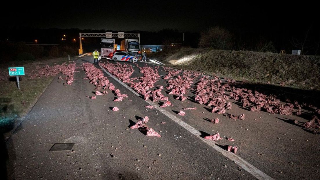Een deel van de weg is bezaaid met slachtafval.