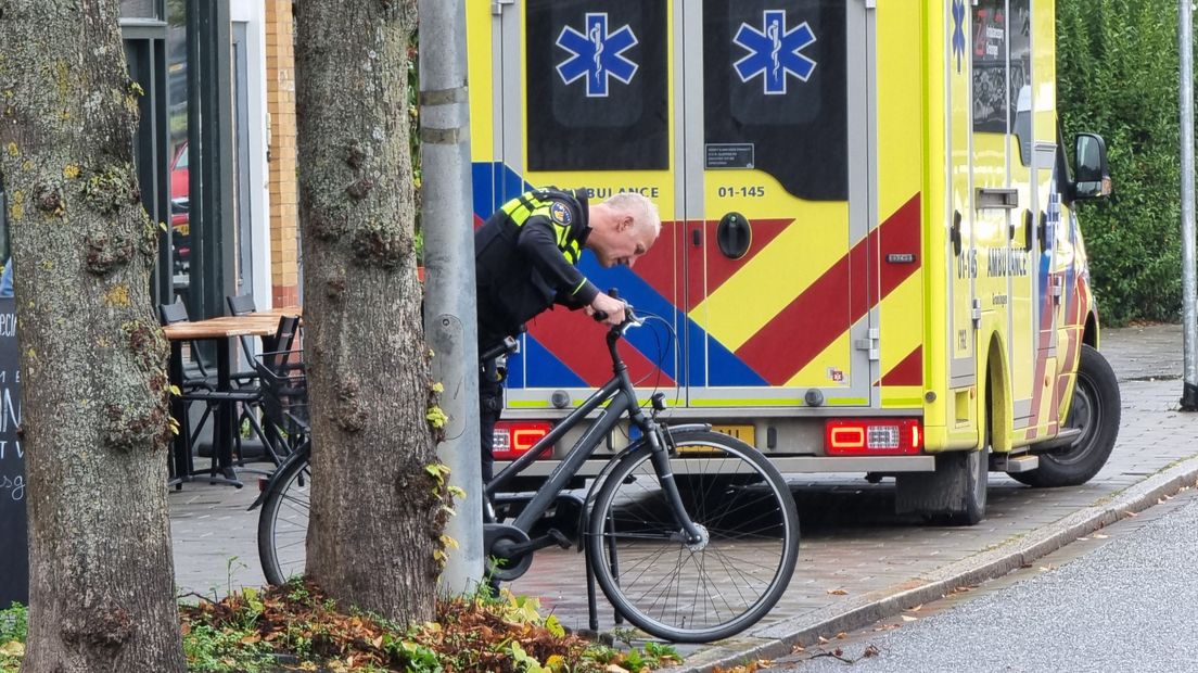 De politie inspecteert de fiets