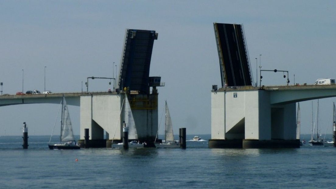 Verkeer Zeelandbrug rijdt weer na storing - Omroep Zeeland
