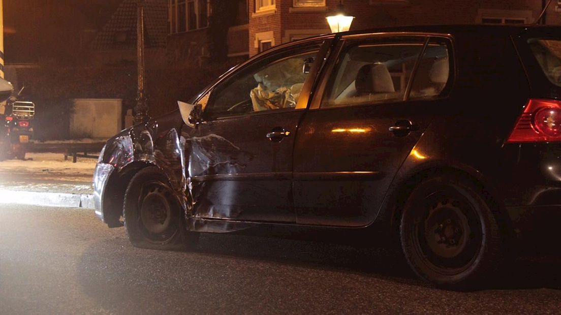 Auto botst tegen lantaarnpaal in Zwolle
