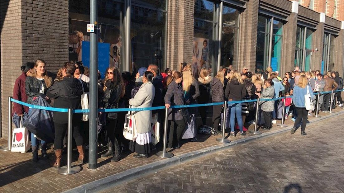 Tientallen mensen wachten op de opening van de Primark in Zwolle