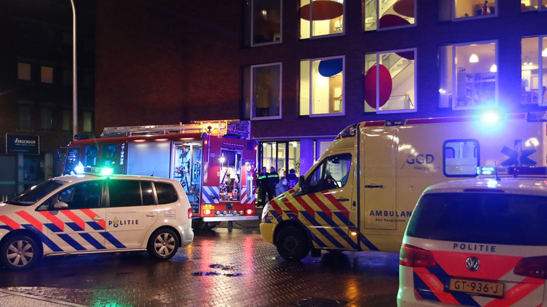 Het brandje brak rond 23.30 uit in één van de woningen.