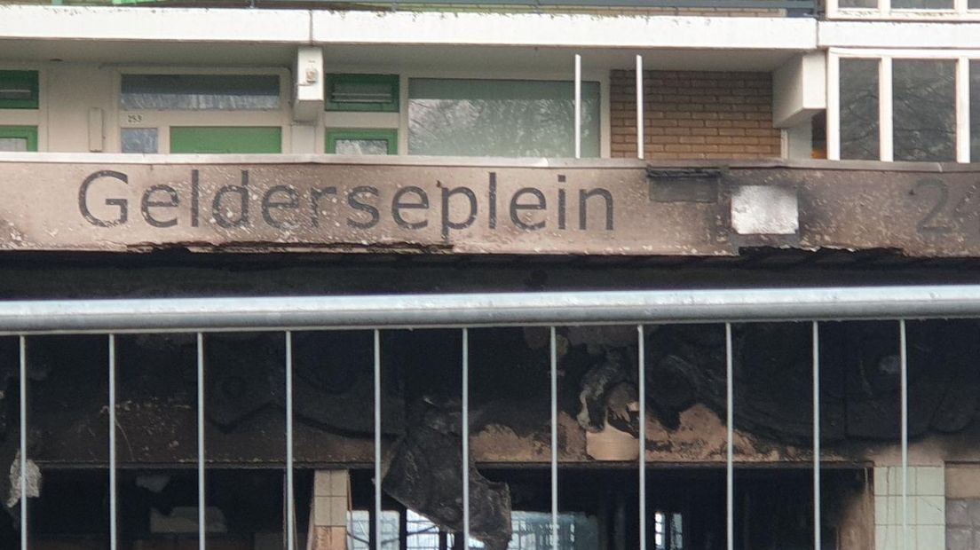 Twee pubers uit Arnhem zijn vanmiddag aangehouden bij de flat aan het Gelderseplein waar vannacht door een brand een vader en zijn 4-jarig zoontje omkwamen. De moeder en 8-jarige dochter van het gezin liggen gewond in het ziekenhuis.