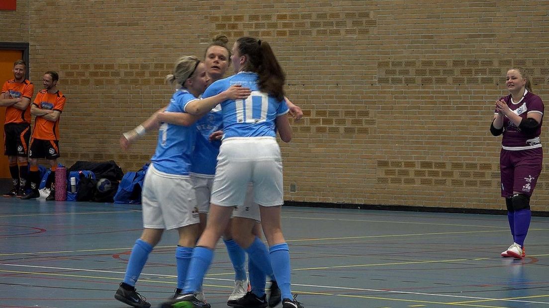 De winnende goal van Jet Nooteboom (10) wordt gevierd