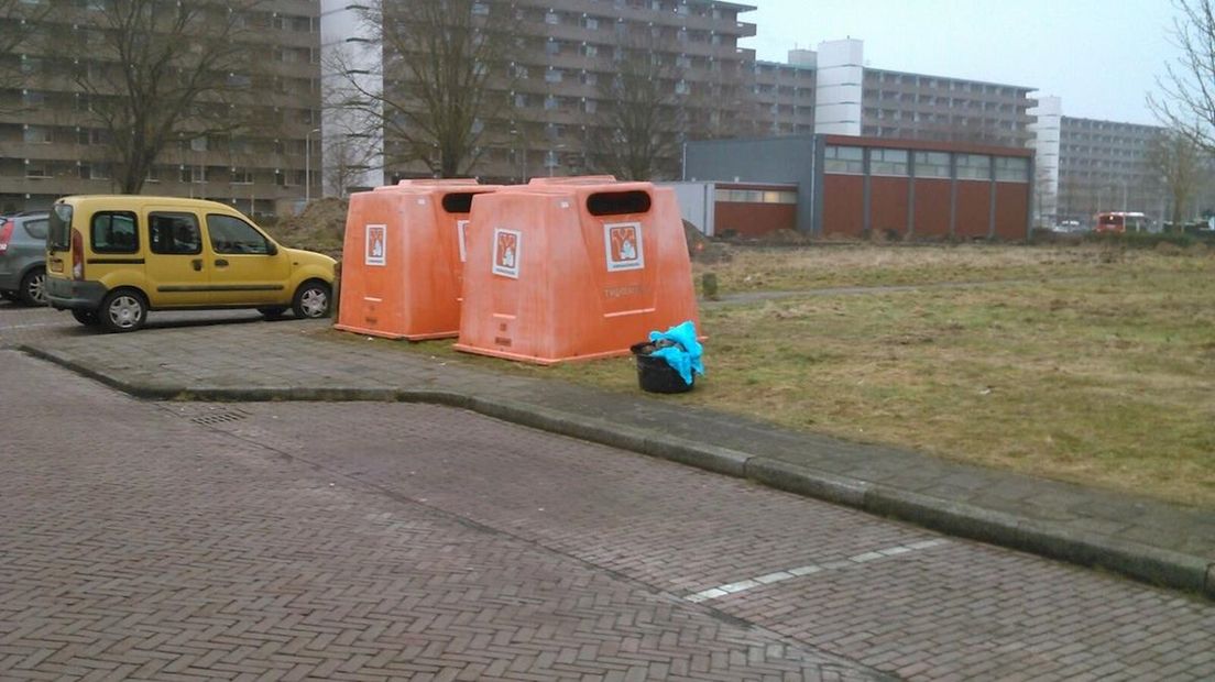 Kuip met dode hond stond naast afvalcontainer