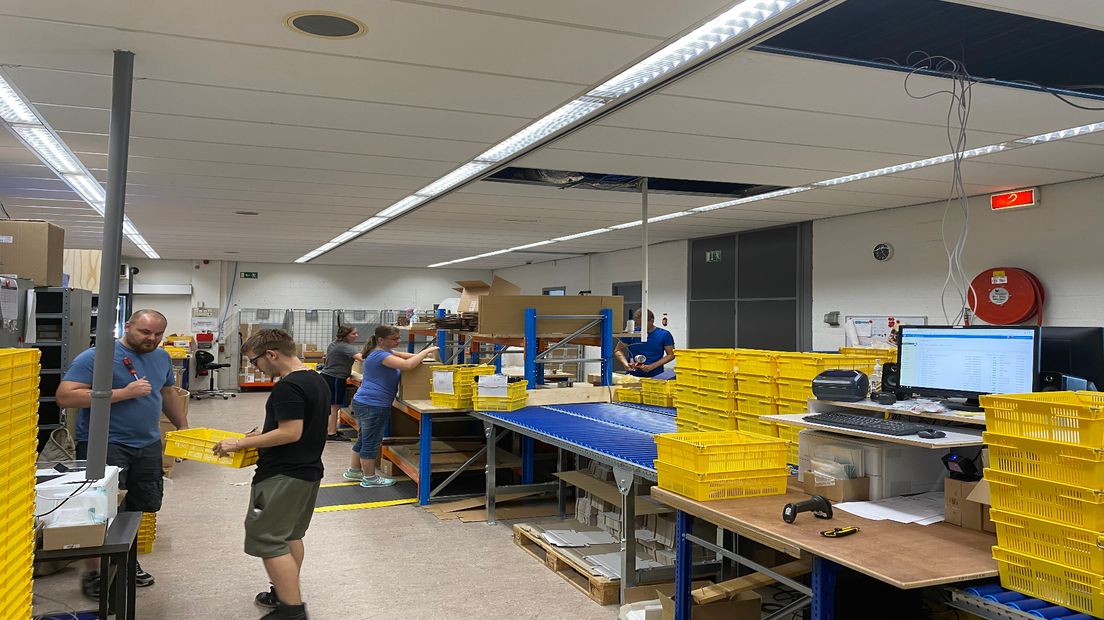 Medewerkers verzamelen bestellingen
