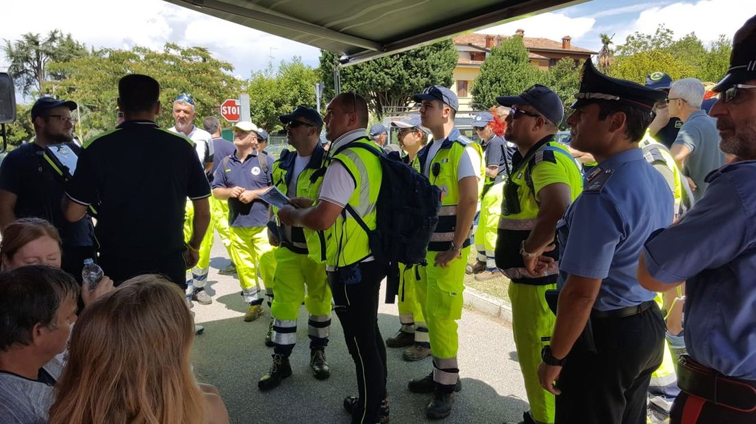 Italiaanse hulpverleners en vrijwilligers tijdens de zoekactie op zondag.