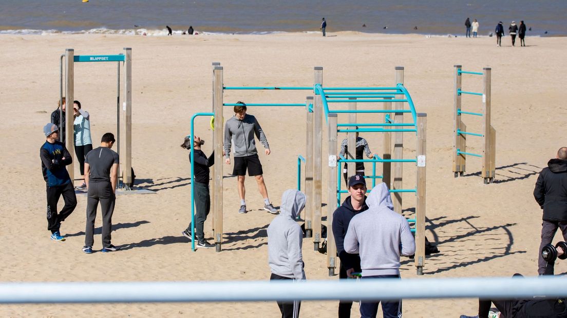 Sporten op strand Scheveningen