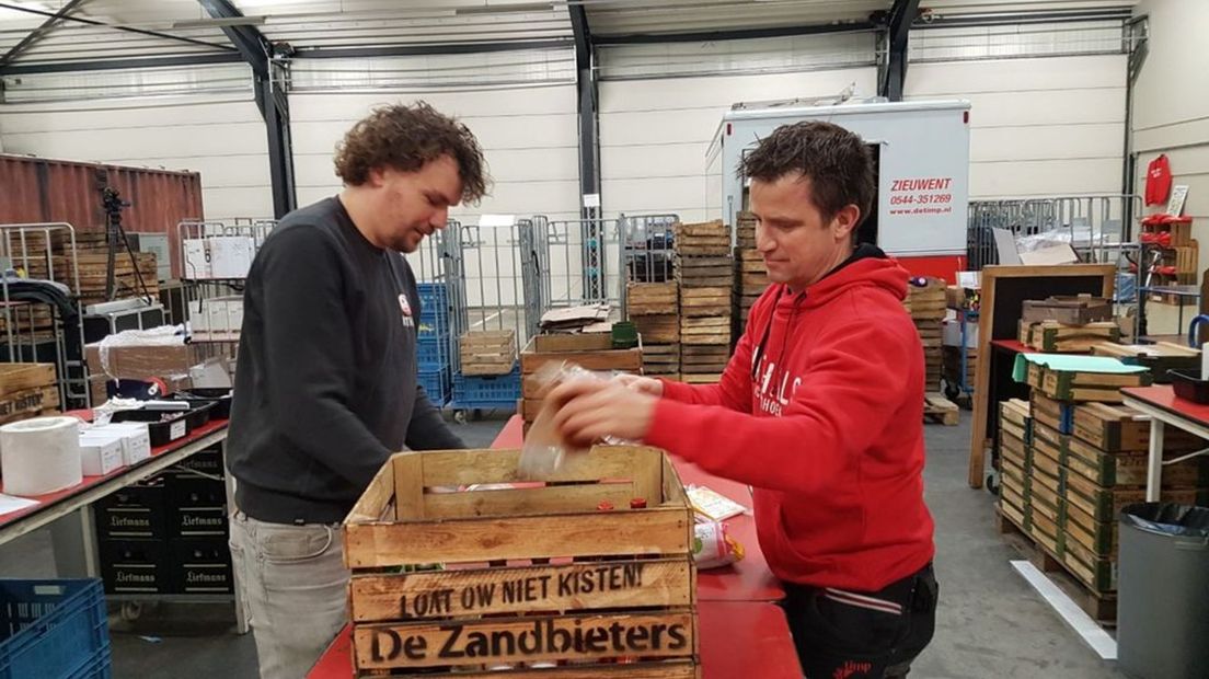 Luuk en Tijn vullen carnavalsbox