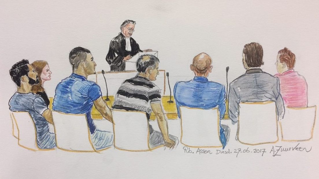 De verdachten (vlnr) D.B., Kamal A., hoofdverdachte Saied H., zijn oom Hassan H., Willem S., Mel E. en Ivo J. tijdens strafeisen. (tekening: Annet Zuurveen)