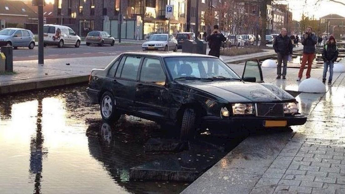 Gestolen auto te water in Roombeek