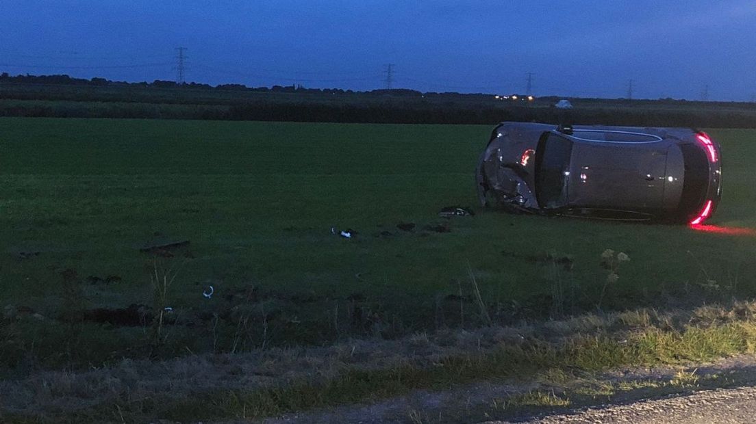 Auto belandt op zijkant in weiland in Emmer-Compascuum