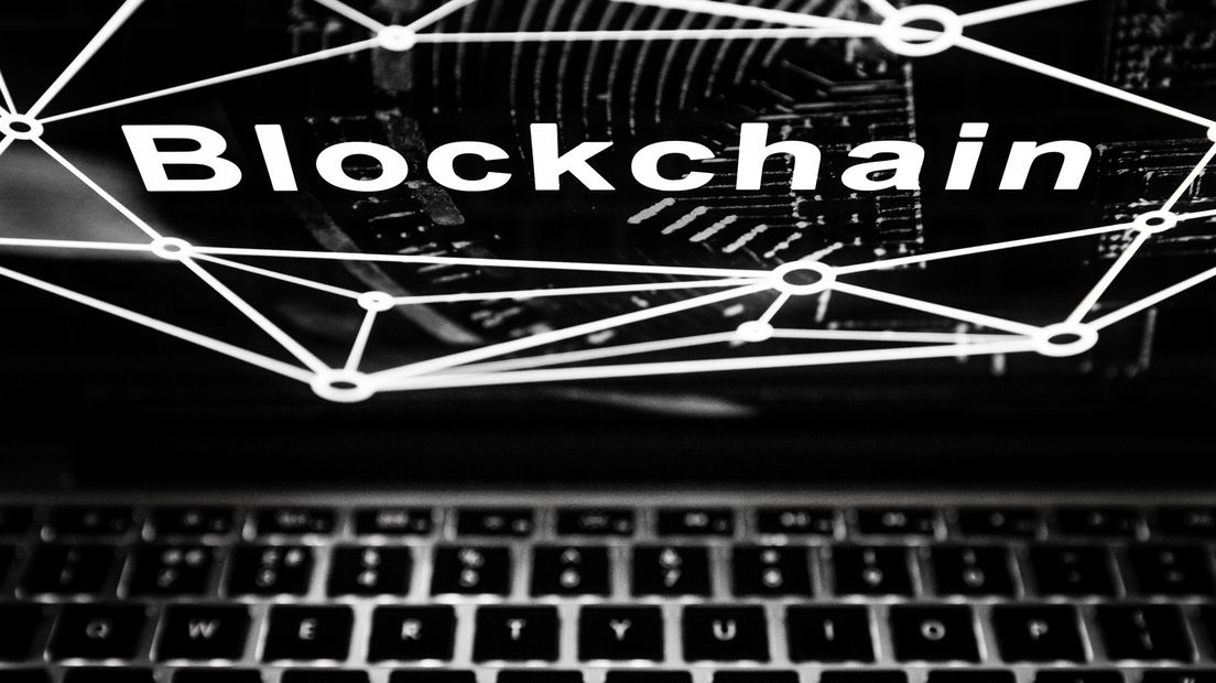 Een laptop met een schematische weergave van een blockchain