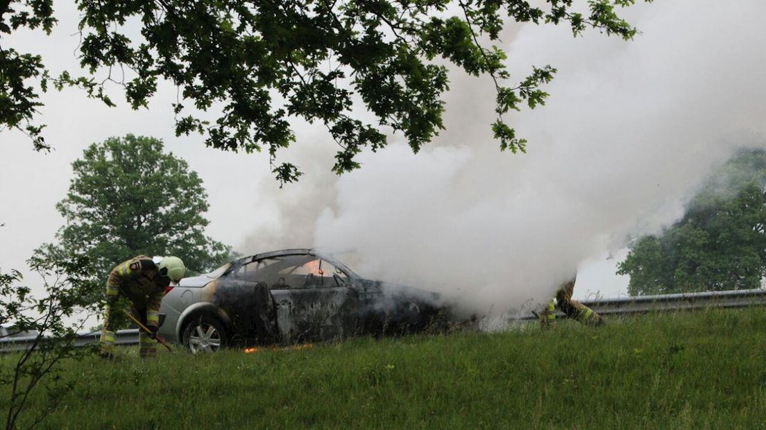Auto brandt uit op A1 bij Deventer