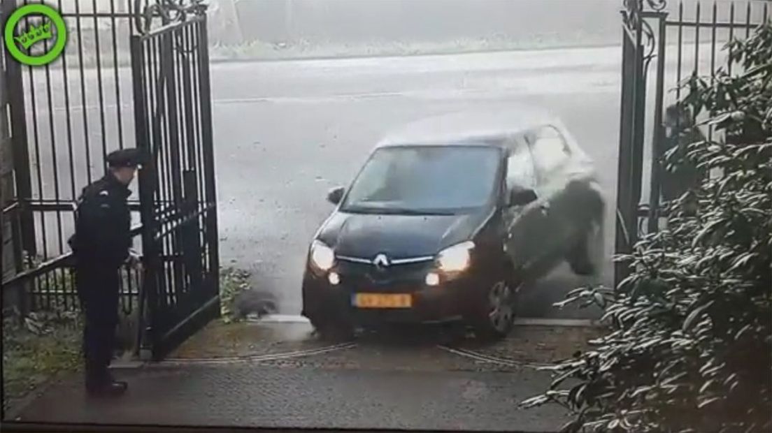 De auto bij het kasteel in Lage Vuursche.