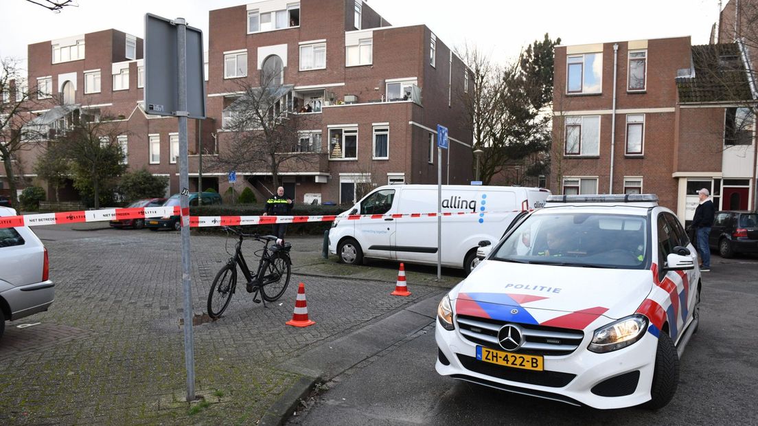 Agenten houden auto staande aan de Rossinilaan in Den Haag