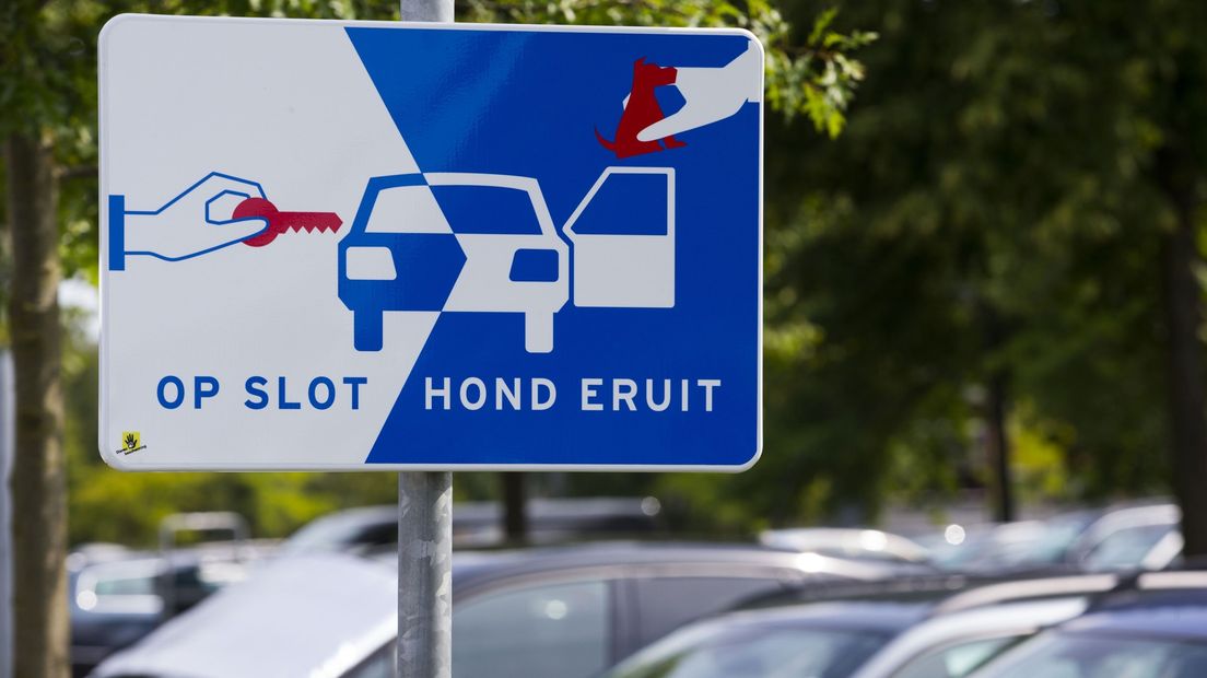 Een bord dat erop wijst dat je een hond niet in de auto moet achterlaten