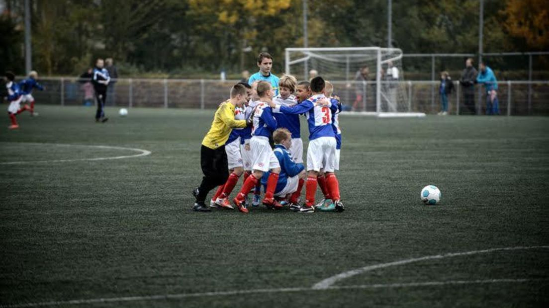 Het jeugdteam van GVAV met Fofana en Postema juicht