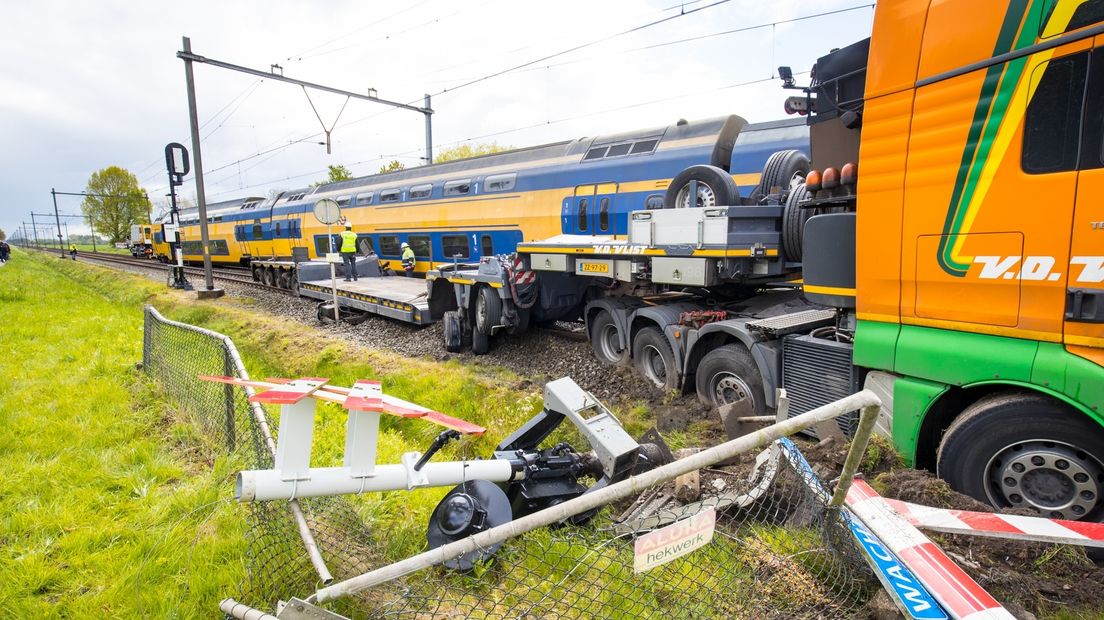 Schade na de aanrijding van trein met dieplader in Wouw