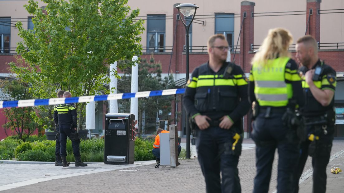 Man injured in stabbing on Koopmansplein in Assen; suspects still missing