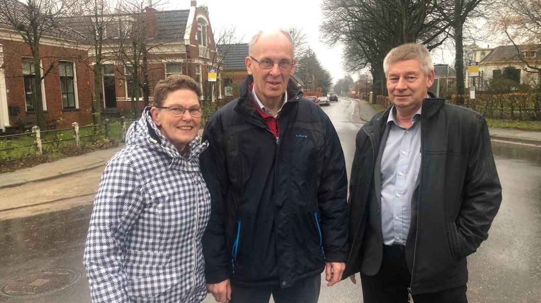 Jo Jonas en Henk Fokkens van Dorpsvereniging Hornhuizen, rechts wethouder Kor Berghuis van De Marne