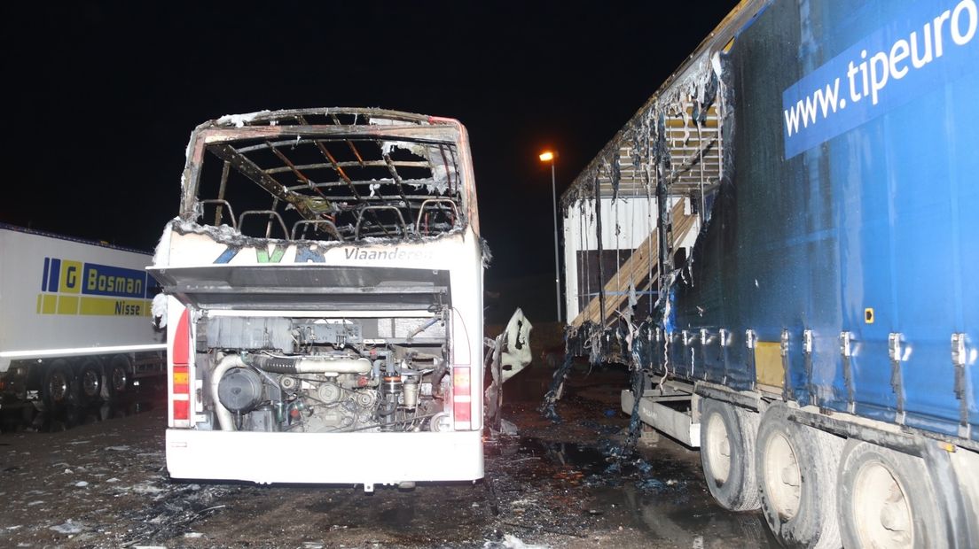 Schade aan vrachtwagen door brand in touringcar