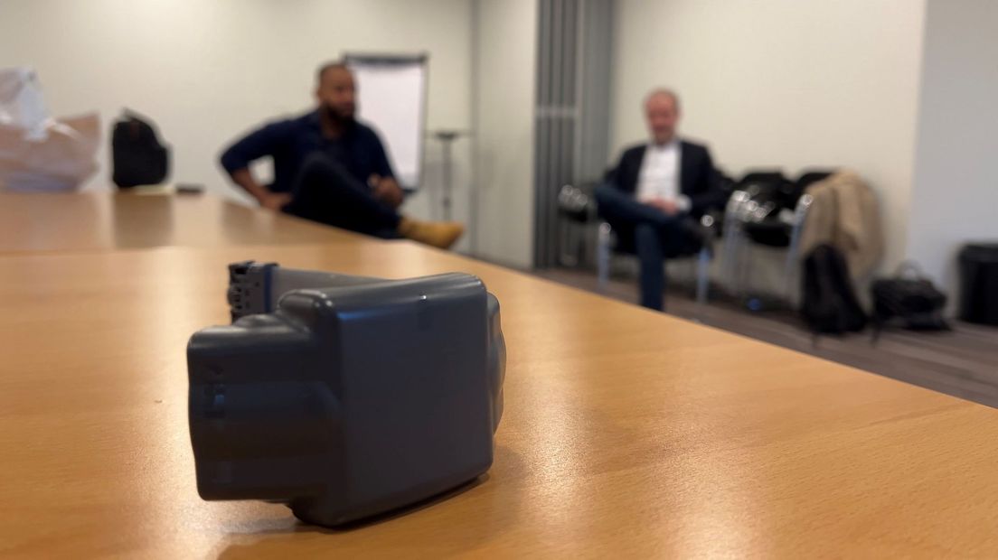 Johan Bac droeg samen met zijn collega deze Kerst een enkelband