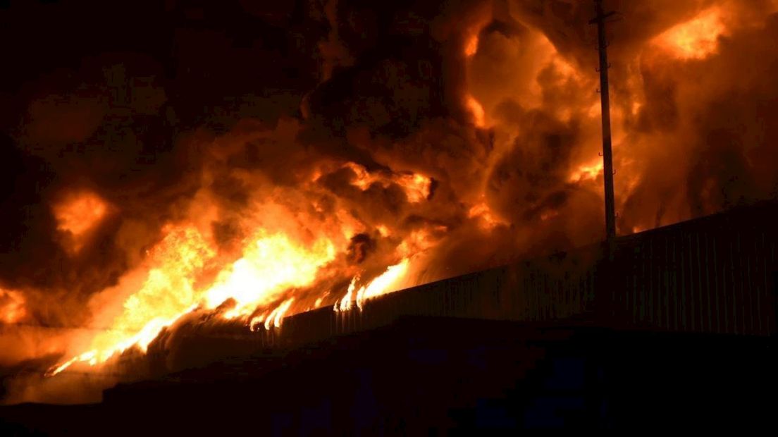 Zeer grote brand bij papierrecyclingbedrijf in Staphorst
