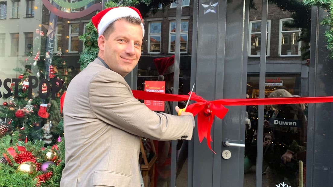Wethouder Paul Guldemond opent de kerst pop-up