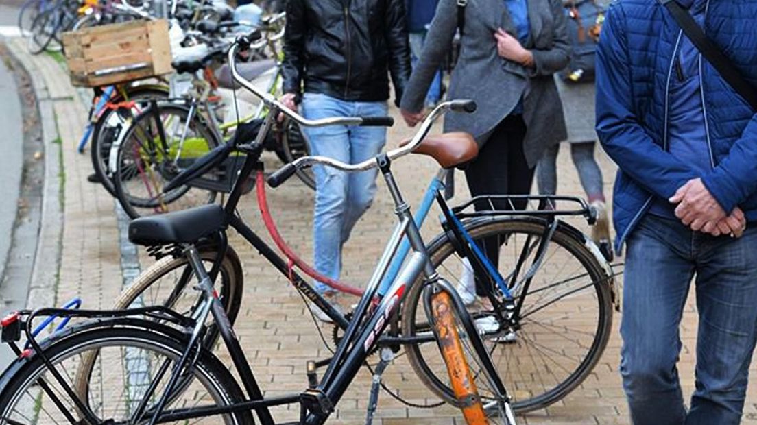 De gemeente Groningen gaat meer toezicht houden op fout geparkeerde fietsen
