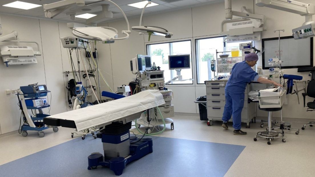 Nieuwe operatiekamer van ziekenhuis ZorgSaam wordt voor het eerst in gebruik genomen