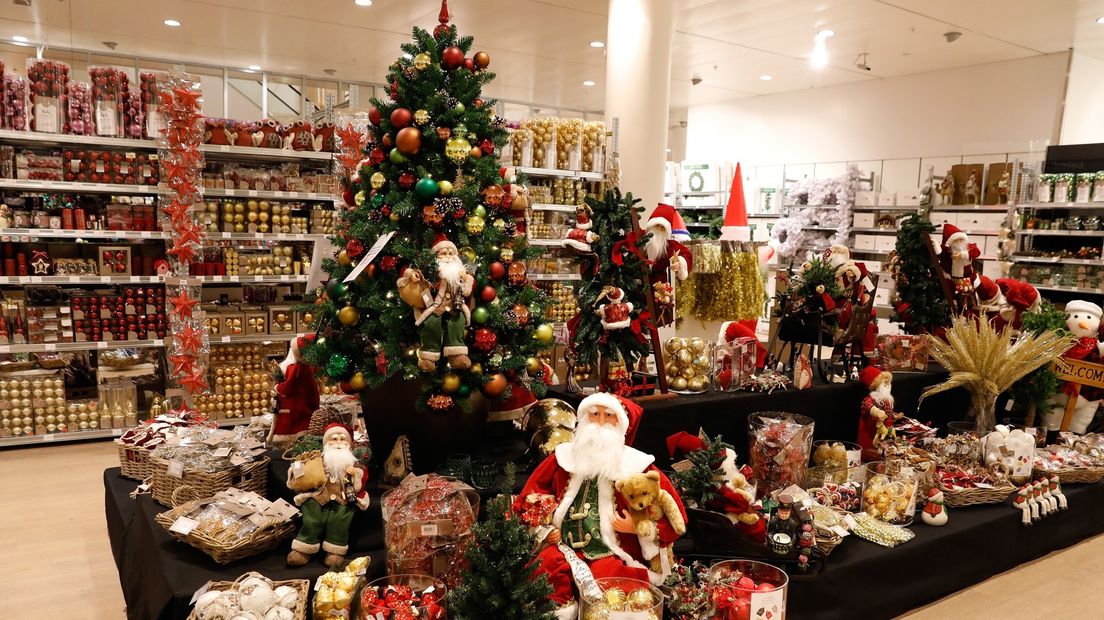 Een winkel vol met kerstspullen