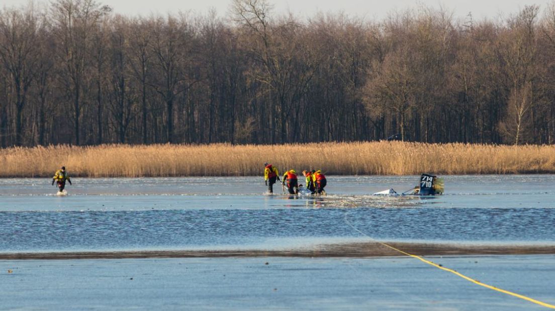 Reddingsdiensten hebben zaterdagmiddag een man uit het Drontermeer bij Elburg gevist. Hij voer met een hovercraft over het bevroren meer toen de wind het vaartuig liet omslaan.