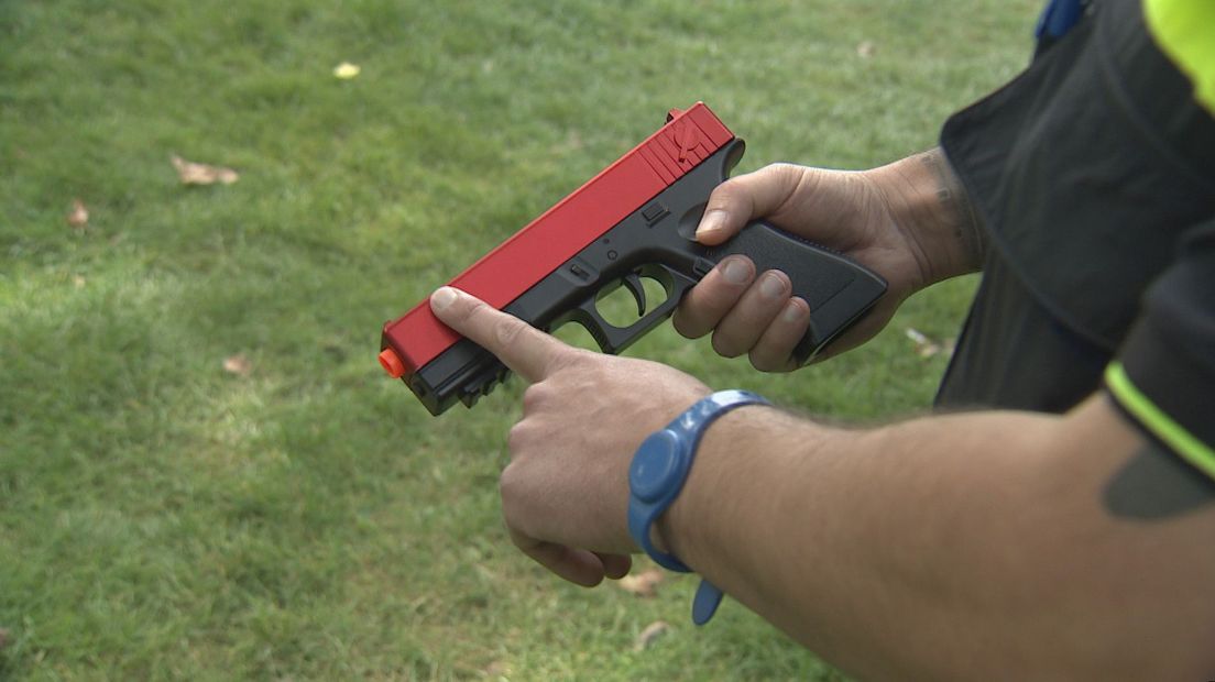 Deze gel blaster kan op het eerste oog op een echt wapen lijken